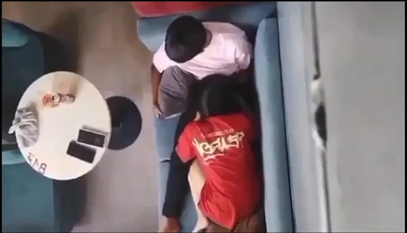 Quay lén em gái bú liếm cho con ghệ nơi công cộng